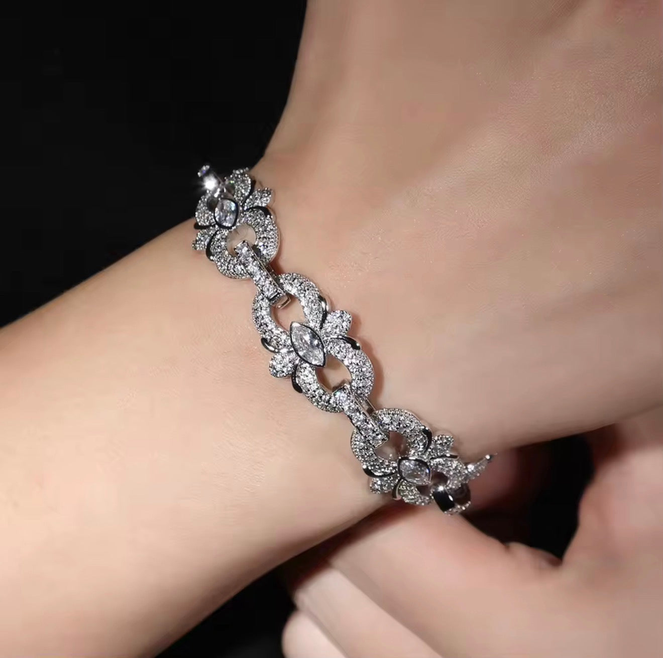Bracelet floral – Modèle à maillons en forme de fleur sertis de pierres marquise