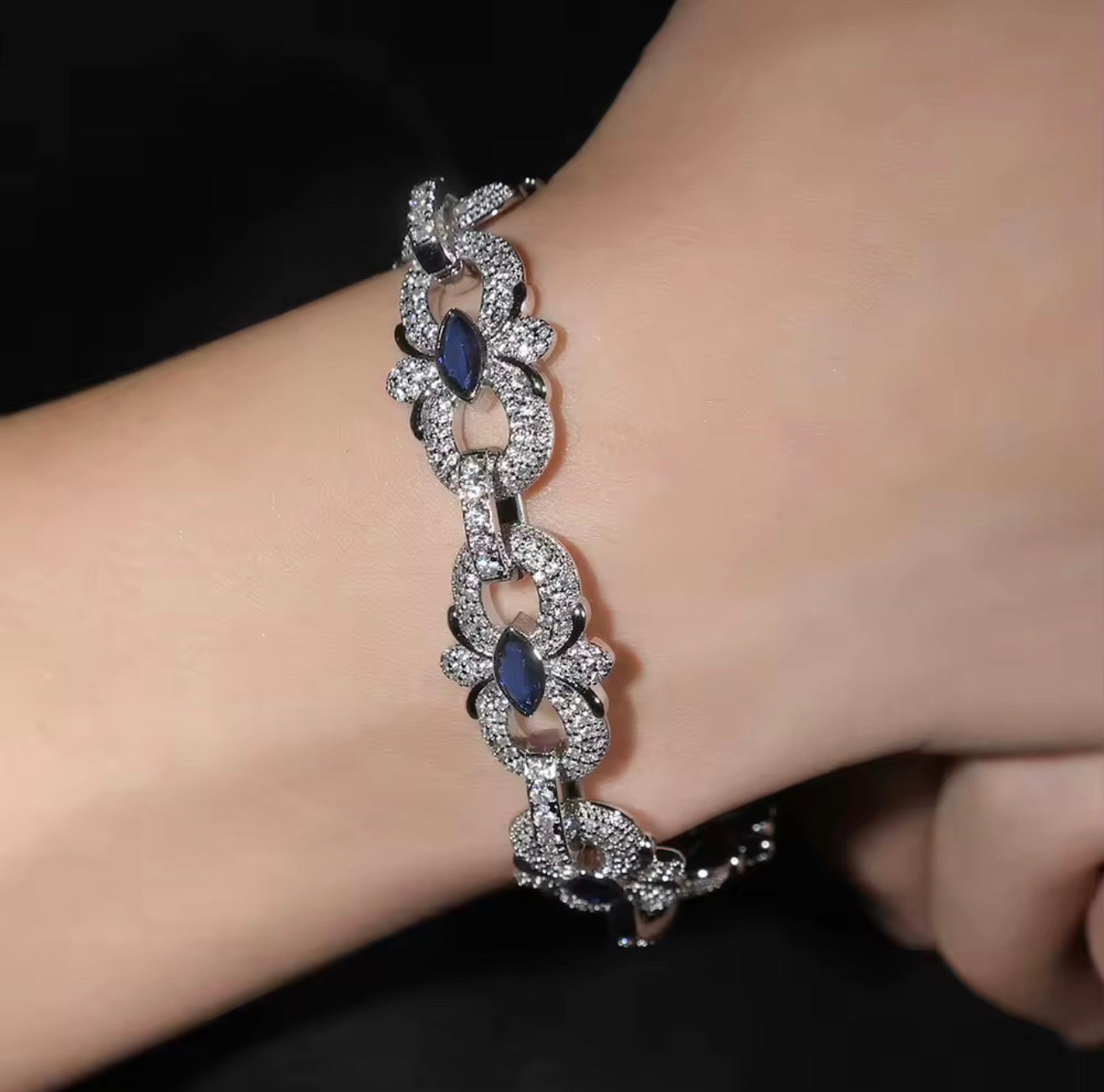 Bracelet floral – Modèle à maillons en forme de fleur sertis de pierres marquise