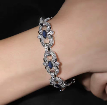 Bracelet floral – Modèle à maillons en forme de fleur sertis de pierres marquise